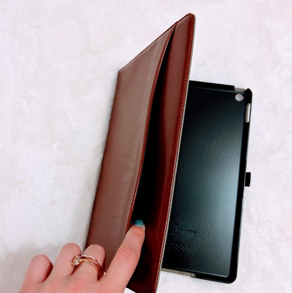 Leather iPad case + 2 Tempered Glass screen protectors - Picture 9 of 10